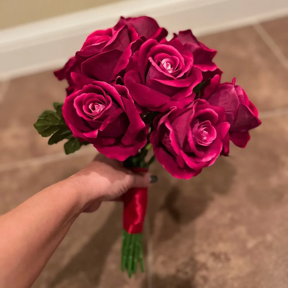 Bouquet with 12 (1 dozen) faux deep red/burgundy roses - Picture 5 of 7